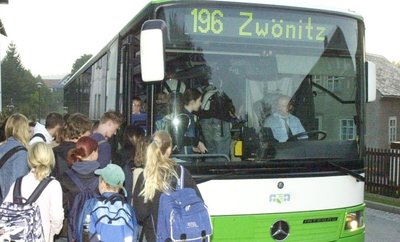 Am Montag geht es wieder los: Schüler stehen an vielen Orten, um mit dem Schulbus in ihre Bildungseinrichtung zu gelangen. 