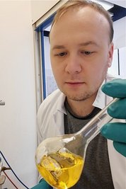 Tobias Schürer kann auch ganz anders: "Galvanische Abscheidung von Cyanidfreien Goldelektrolyten für die Verbindungstechnik".