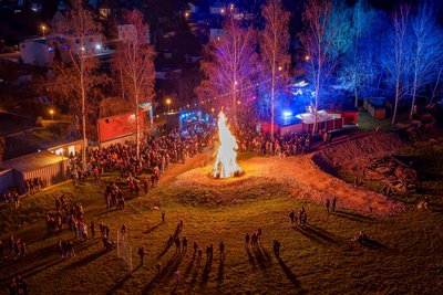 Am Alten Stellwerk in Oberneuschönberg schaut am Donnerstag zum Hexenfeuer auch Hexe Buggelkrumm vorbei.
