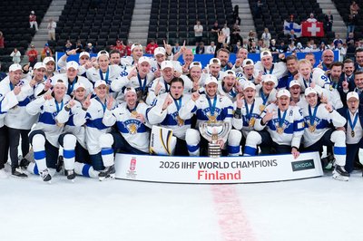 Finnische Spieler feiern mit der Trophäe nach dem Sieg im Endspiel.