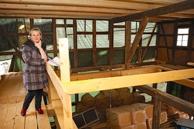 Bürgermeisterin Ines Liebald in der Scheune, die ab Sommer zum Kunstzentrum mit Galerie umgebaut wird.