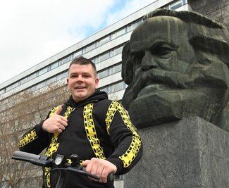 Vom Nischel nach Malle: Cain Grabisch aus Chemnitz will Mallorca mit seinem Lied "We are the Party" erobern. 