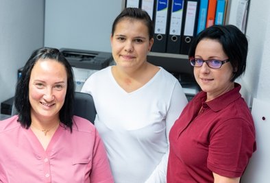 Das Arzthelferinnen-Team um Silvana Liebe, Delica Riedel und Katja Siegel ist wieder vereint nach dreimonatiger Schließzeit der Praxis.