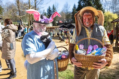 Die Osterhasen Sandy Géczi und Jens Strauß begeistern beim Ostergrillen im Naturpark Köbe in Penig mit Kostümen, Süßigkeiten und Tierkindern.