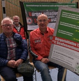 Gottfried Steger (li.) und JörgGietzelt protestierten gegen Straßenausbaubeiträge.
