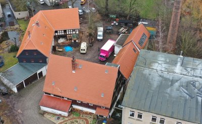 Blick auf den Sitz des Landschaftspflegeverbandes Westsachsen, der auf dem Mühlenareal die Kreisnaturschutzstation betreibt. Noch sind die Handwerker im Nordflügel (links) zugange. Dort soll ab Sommer auch ein Veranstaltungs- und Kulturzentrum entstehen. Die neue Lehrküche im Südflügel (rechts) steht vor der Fertigstellung.