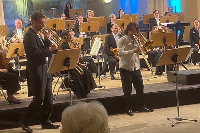 Gemeinsam mit dem Solo-Posaunisten Stefan Zieger (l.) der Mittelsächsischen Philharmonie gab Alexis Adrian Gonzalez eine Zugabe.