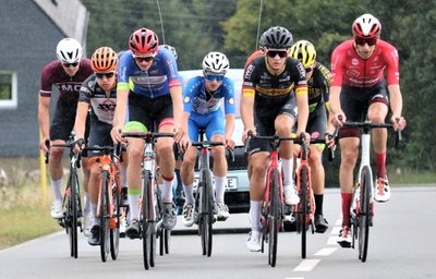 Lange in der Spitzengruppe: Jakob Schmidt vom Berthold Radteam Hainichen (3.v.l.) riss schon am ersten Anstieg aus. 