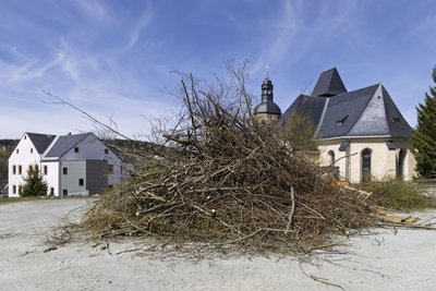 Zum ersten Mal wird auf den Terrassen am Lotterhof (links) zum Hexenfeuer eingeladen. Der Aufbau hat begonnen.