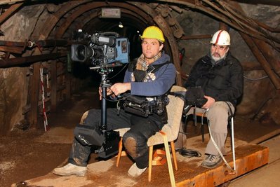 Kameramann Robert Laatz und Regisseur Joachim Tschirner von der Umwelt-Film Produktionsgesellschaft aus Berlin vor wenigen Tagen bei den letzten Dreharbeiten im Besucherbergwerk Pöhla. 