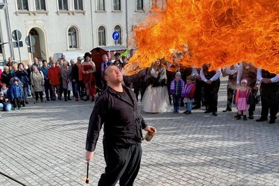 Der Feuerspucker auf dem Markt. 