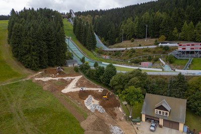 Unterhalb der Schanzen entsteht in Oberwiesenthal gerade die Spielanlage „Glück auf“.