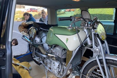 Ankunft am Horch-Pavillon. Mit dieser 350 cm³ DKW war Rudi Krause einst ein heißer Anwärter für Siege in ganz Deutschland.