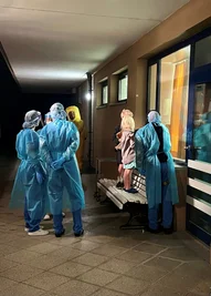 Zwei Kinder des US-amerikanischen Ebola-Patienten schauen durch ein Fenster zu ihrem Vater in die Isolierstation der Berliner Charité.