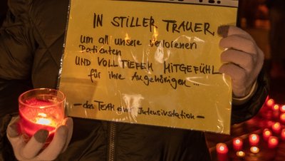 Mehr als 1100 Menschen sind bisher im Vogtland an den Folgen einer Corona-Erkrankung gestorben. An sie wurde am Montag erinnert. 