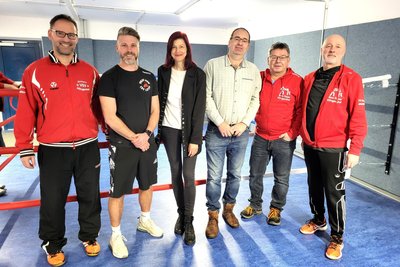 Freuen sich über den neuen Übungsraum: Übungsleiter Thomas Funke, Vorsitzender Reinhard Körner, Stadtrat Carsten Förster (Pro Klingenthal), OB Judith Sandner (FW), Übungsleiter Philipp Funke und Schatzmeister Lutz Wollner.
