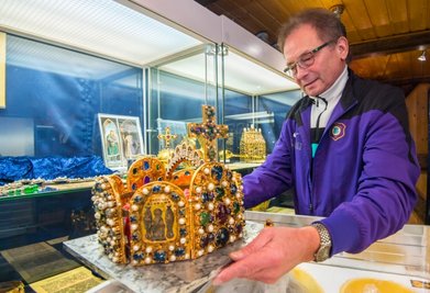 Nach 60 Sonderausstellungen verabschiedet sich Jürgen Zabel als langjähriger Museumsleiter der Knochenstampfe Dorfchemnitz. Zum Schluss verpackte er die glitzernden Exponate der letzten Schau. 