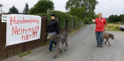 
              <p class="artikelinhalt">Mit Protest-Plakaten machen Kleingärtner der Sparte Immergrün II klar, dass sie nebenan keinen Hundespielplatz wollen. </p>
            