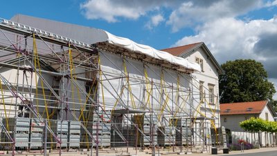 Seit November vorigen Jahres ist der Erlauer Generationenbahnhof eingerüstet, weil das von Kondenswasser geschädigte Dach über dem Mittelteil des Gebäudekomplexes repariert werden muss. 