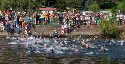 Auf ins kühle Nass: Mit dem Schwimmstart im Sörnziger Weg begann am Sonntag der 31. Rochlitzer Bergtriathlon. Dabei wurden einmal mehr die sächsischen Landesmeister über die Olympische Distanz ermittelt. Sie kommen beide aus der Lausitz. 