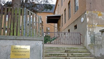 Auch die 27 Abc-Schützen der Grundschule in Niederlungwitz müssen zunächst mit ins Ausweichquartier in die ehemalige Schule in Gesau. Dort ist schon mal das Schild der Schule aus ihrem Ortsteil angebracht worden.
