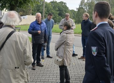Der Neuwürschnitzer Eberhard Börner gibt auf der Rundfahrt mit der Jury nicht nur Wissenswertes zur Historie zum Besten, sondern auch interessante Einblicke in die Gegenwart. 