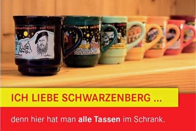 Schwarzenberger Weihnachtsmarkttassen bilden ein neues Motiv der nunmehr 16-teiligen Postkartenserie, die für die Perle des Erzgebirges wirbt. Foto: Stadtverwaltung/Katrin Hübner