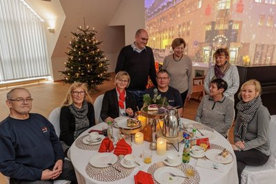 Vertreter der Tafeln im Erzgebirgskreis waren am Dienstag selbst einmal an eine "Tafel" eingeladen. In den Räumen der Erzgebirgssparkasse - im Bild Vorstandsmitglied Franziska Herrmann (3. von links) - in Annaberg-Buchholz wurde Geld aus einer Spendenaktion verteilt. 