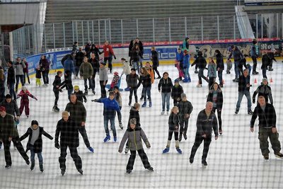 Abkühlung zu Pfingsten: Die Bahnen in der Halle des Eissportzentrums geben auch im Sommer einiges her. 