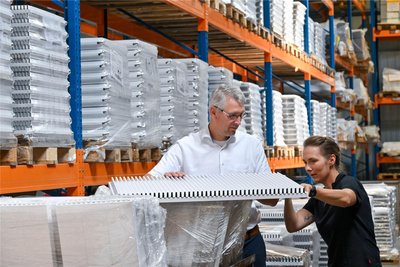 Mitarbeiterin Melanie Nootny und Geschäftsführer Uwe Lucht an einem Flächenheizkörper. „Und der Chef packt auch mal an, wenn die Heizungen zu schwer sind“, sagt sie.