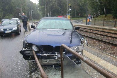 Ein Pkw raste auf der Stollberger Straße in Höhe des Goetherings in eine Straßenbahnhaltestelle.