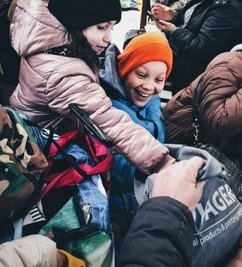 Vor allem Kinder freuen sich über die Hilfe. 