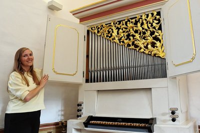 Museumsmitarbeiterin Vicky Seidel öffnet die Hausorgel in der Schlossstube. Das 1982 eingeweihte Instrument ist historischen Vorbildern nachempfunden und das Meisterstück von Erwin Rohleder. 