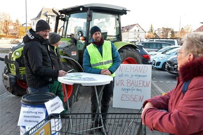 Dr. Gunter Martin (Mitte) erklärte am Infostand in Freiberg am Edeka-Markt Eherne Schlange den Hintergrund der Bauernproteste. Viele positive Meinungen zum Protest erhielt er.