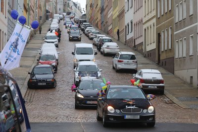 Samstag 13.13 Uhr auf der Steilen Wand: Ein bisschen Fasching muss sein, haben sich die Vereine gedacht. 35 Autos drehten eine Runde durch Meerane. 