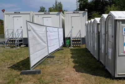 WC-Container und Dixi-Toiletten am Veranstaltungsgelände.
