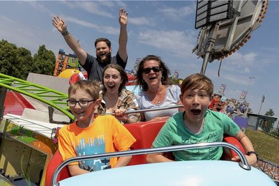 Die Annaberger Kät verspricht in ihrem 502. Jahr jede Menge Spaß. Zum Beispiel auf dem Speedy - wie hier für Maximilian Girschele aus Annaberg-Buchholz (hinten), Lena Wieland aus Chemnitz (davor links) und Diana Simon aus Annaberg-Buchholz sowie die Annaberg-Buchholzer Frederik Langer (vorn links) und Janick Lichnok. 