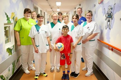 Der afghanische Junge Abdul verabschiedet sich von der Kinderklinik am Plauener Helios-Klinikum.