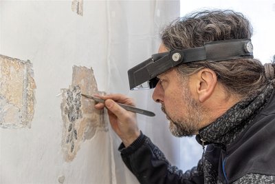 Akribisch arbeitet sich Restaurator Holger Blauhut Schicht für Schicht durch die Wandmalerei im barocken Salon des Barbara-Uttmannn-Hauses in Elterlein. Die bekannte Unternehmerin Barbara Uthmann aus dem 16. Jahrhundert wird in Elterlein von jeher Uttmann geschrieben.