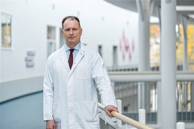 Chefarzt Peik Mutze vom Kreiskrankenhaus Freiberg (Bild) gibt die Nachbesetzung der Stelle von Oberarzt Dr. Zeqir Ferati nach dessen Weggang nach Zschopau bekannt.