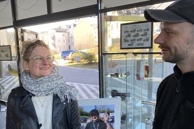 Halten das Andenken an ihren Opa hoch: die Krause-Enkel Patricia und Riccardo Löffler.