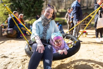 Christin Lötzsch aus Chemnitz mit ihrer dreijährigen Tochter Pia auf der neuen Nestschaukel auf dem Spielplatz in der Köbe.