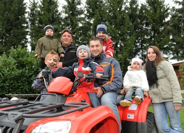 Ein unvergessliches Geburtstagsfest hat Phillip Hecker, der an einem Tumor erkrankt war, in Thalheim gefeiert (Bildmitte mit Vater Thomas Schneider). Hintere Reihe von links: Finley Lange, Quad-Sponsor Enrico Klemm, Joy Graube, vorn links Marian Schäfer, rechts Schwester Hannah und Mutter Manja Hecker. 