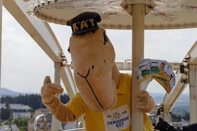 Auch Maskottchen Käti fiebert der Eröffnung entgegen. Er hat schon mal eine Runde auf dem Riesenrad gedreht und kann es nur empfehlen.