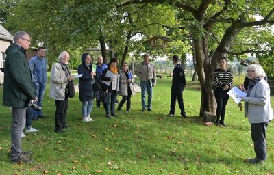 Besonders beeindruckt ist die Jury von der Gestaltung der beiden Friedhöfe (hier in Oberwürschnitz, rechts Ulrike Stöcker von der Kirchgemeinde), die ein Ort der Begegnung sind und wo es sogar Kinderspielplätze gibt.