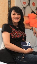 
              <p class="artikelinhalt">Privat ganz anders: Jasmin Weber mit ihrer neuen CD.  </p>
            