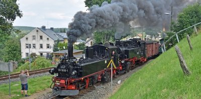 Die Schmalspurlok der Baureihe IV K der früheren sächsischen Eisenbahn Nummer 99 1608, hier als Vorspannlok, wird seit Donnerstag bei sogenannten Lastprobefahrten auf dem Schienengleis der Fichtelbergbahn getestet. 