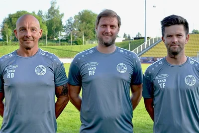 VFC-Cheftrainer (Mitte) Robert Fischer liegt einer Lungenentzündung im Krankenhaus. Die Leitung der Oberliga-Mannschaft haben vorübergehend Assistenztrainer Tommy Färber (rechts), Torwarttrainer Ronny Diersch (links) und Mannschaftsleiter Roland Pöhler (nicht im Bild) übernommen.