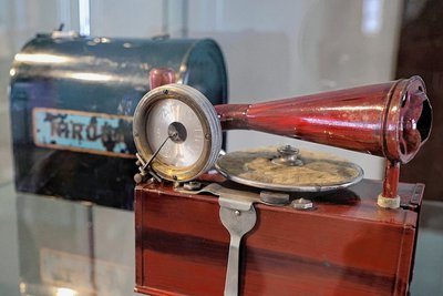 Wurde Anfang des 20. Jahrhunderts in den Nirona-Werken in Beierfeld gefertigt: transportables Grammophon. 