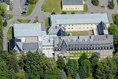Das ehemalige Bergarbeiterkrankenhaus wurde von der Bergstadt Schneeberg aus der Insolvenz zurückgekauft und soll zu einem medizinischen Versorgungszentrum ausgebaut werden. 